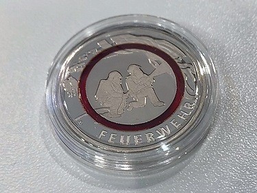 Sammler lassen nichts anbrennen: Neue Polymer-Münze zu Ehren der Feuerwehr veröffentlicht